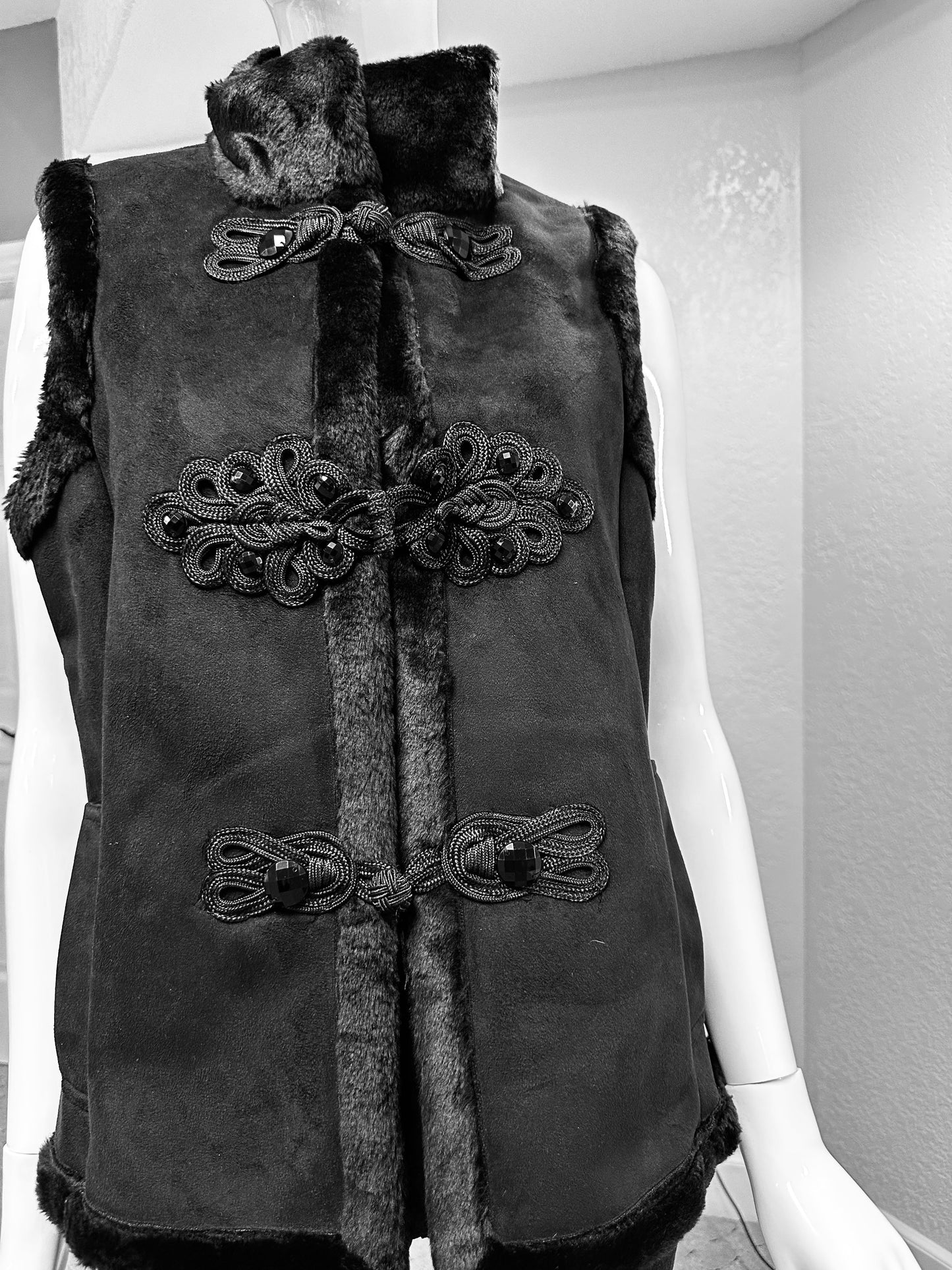 Coldwater Creek Bik (noir) vest w/ Jeweled buttons and faux fur collar, trim, and lining.w/tags