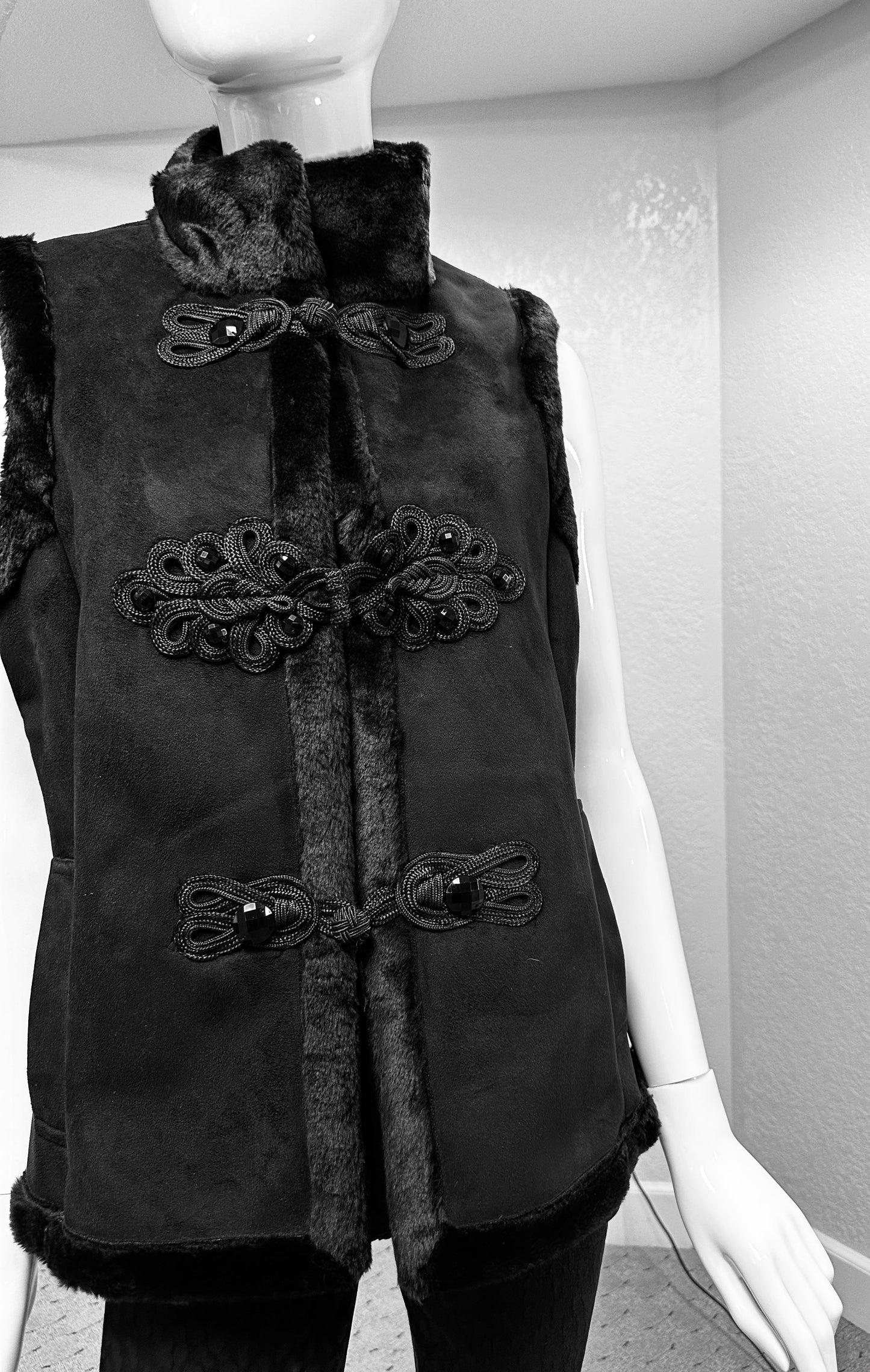 Coldwater Creek Bik (noir) vest w/ Jeweled buttons and faux fur collar, trim, and lining.w/tags